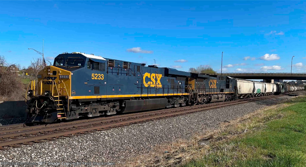 CSX 5233 leads M369.
